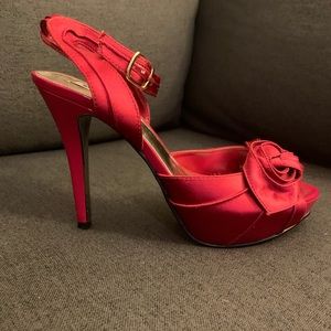 Steve Madden red satin wedding peep toe heels 👠